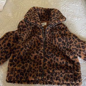 Leopard BB Dakota Sherpa, size Large. Wore this jacket once,in perfect condition